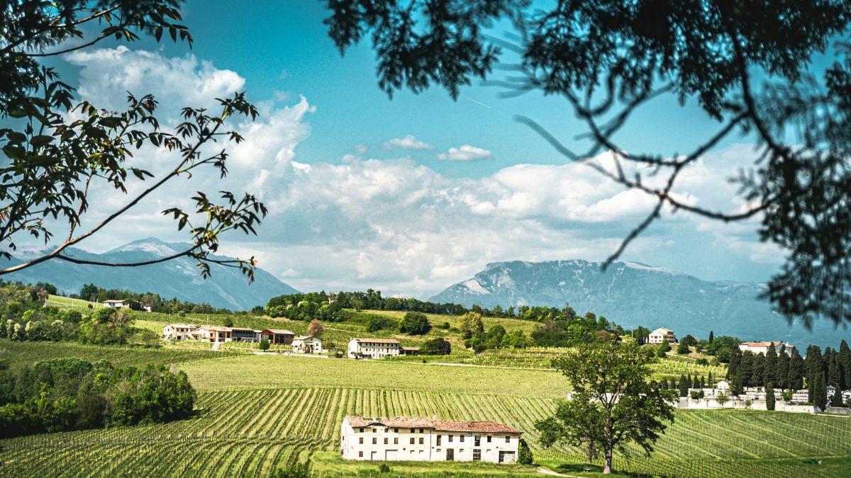 spopolamento aree rurali paese collinare agricoltura